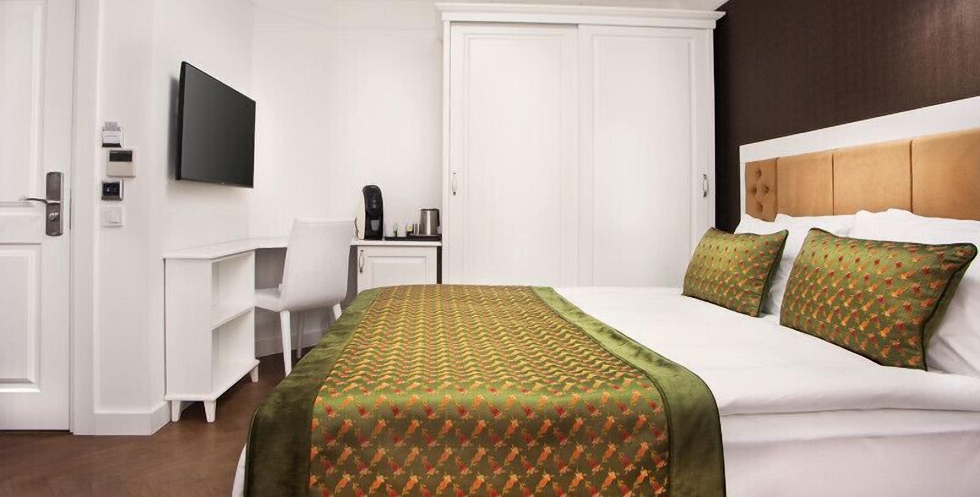 standard double room | hypo-allergenic bedding, minibar, in-room safe, desk