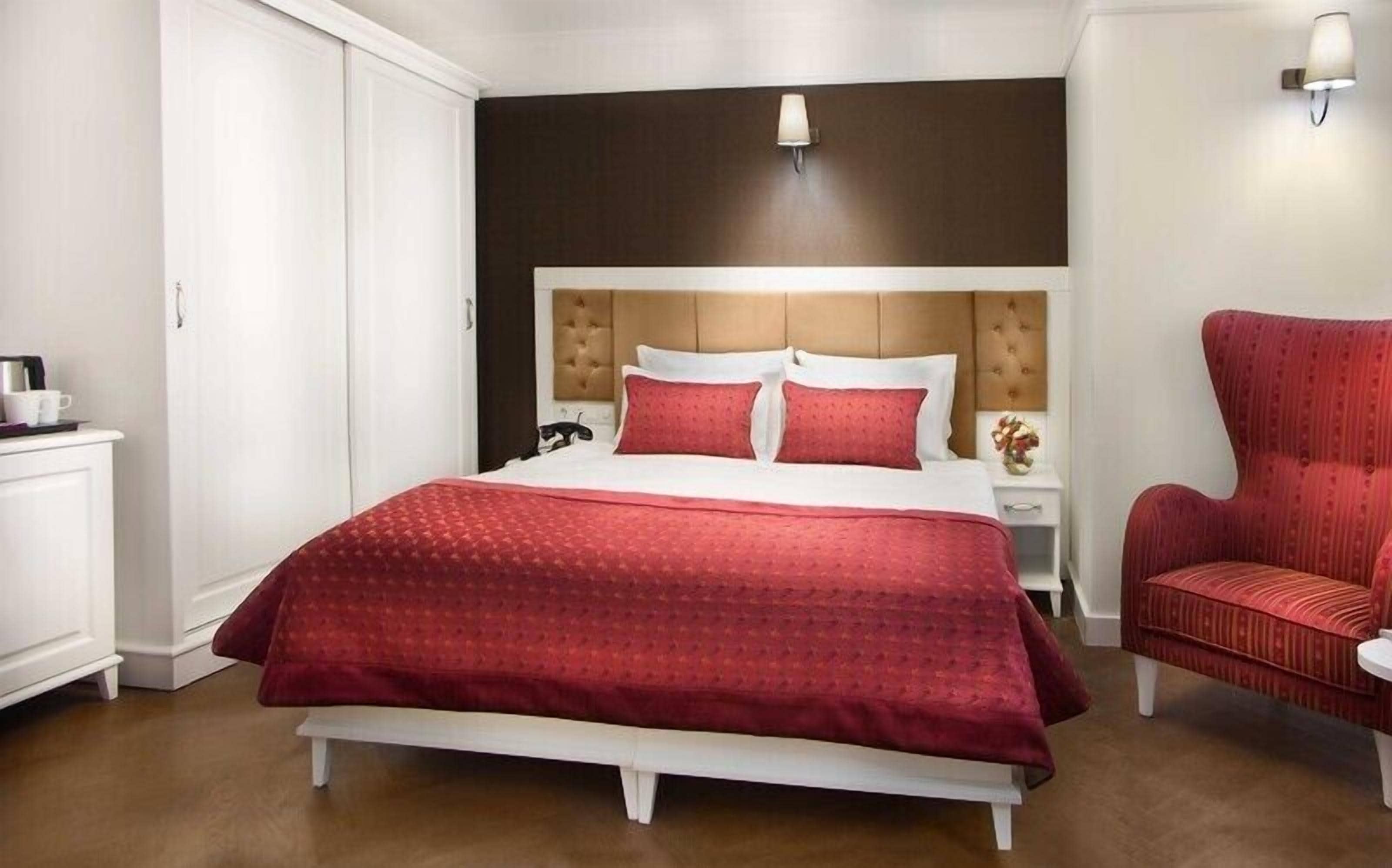 standard double room | hypo-allergenic bedding, minibar, in-room safe, desk