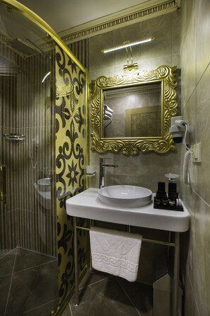 Shower, free toiletries, hair dryer, bathrobes - Phosphorion Hotel (Istanbul)