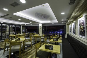 Breakfast, lunch and dinner served - Phosphorion Hotel (Istanbul)