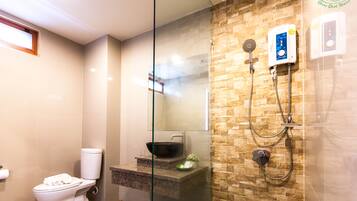 Deluxe Beach | Bathroom | Shower, free toiletries, hair dryer, towels