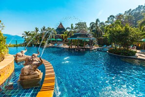 Hồ bơi ngoài trời, ghế dài tắm nắng 