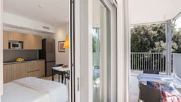Prestige Studio | Private kitchen | Stovetop, cookware/dishes/utensils, dining tables
