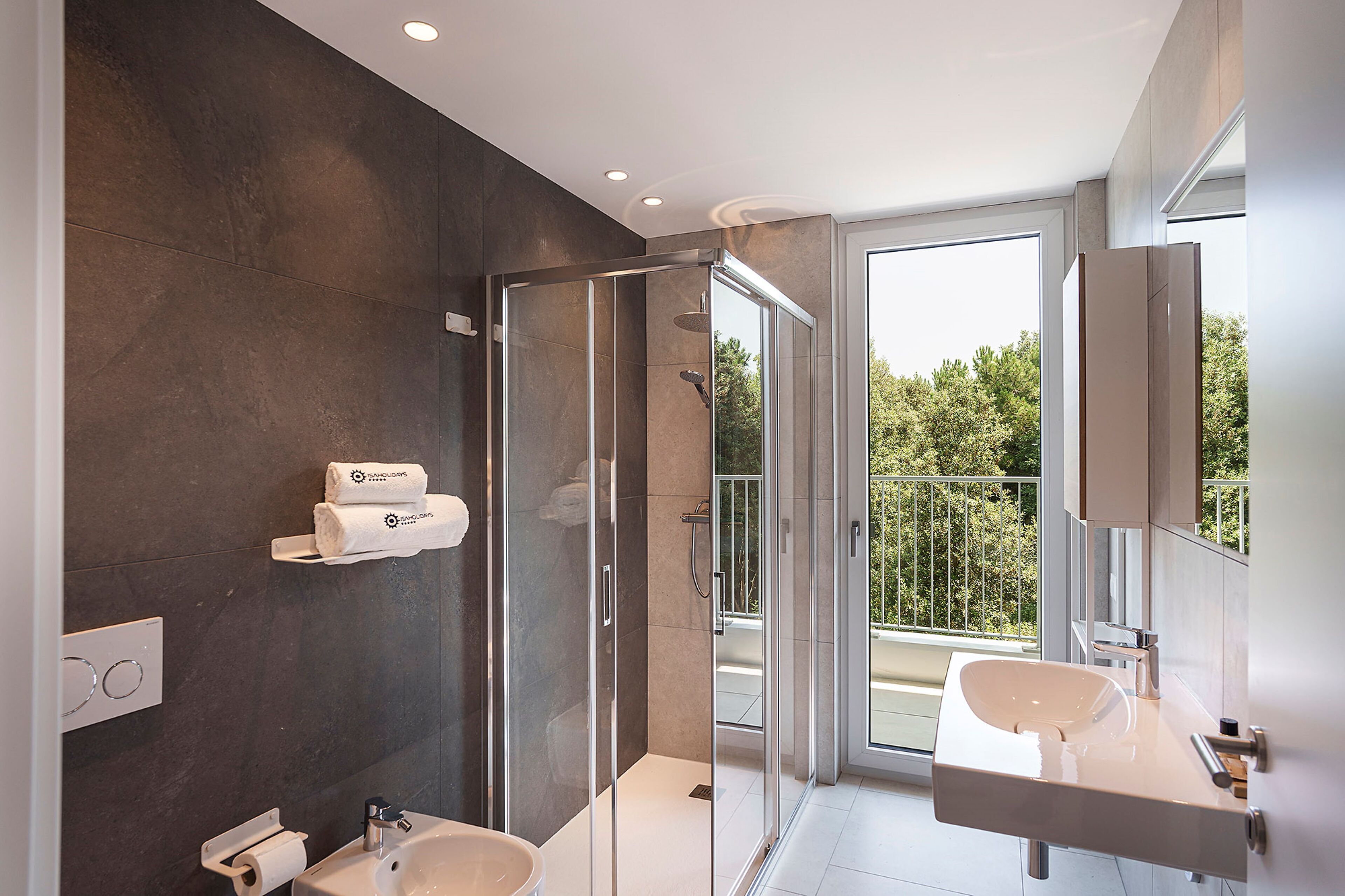 Prestige Studio | Bathroom | Shower, rainfall showerhead, bidet