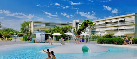 Piscine extérieure (ouverte en saison), parasols de plage
