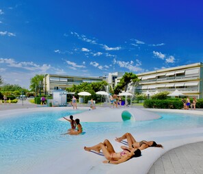 Seasonal outdoor pool, pool umbrellas, sun loungers - Isaresidence Holiday Resort (Chioggia)