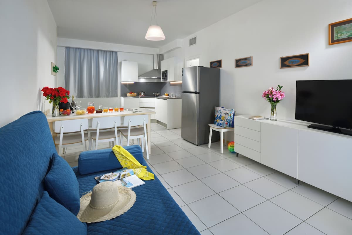 Appartamento, 3 camere da letto, giardino | 私人廚房 | 爐台、鍋具/餐盤/廚房用品、餐桌