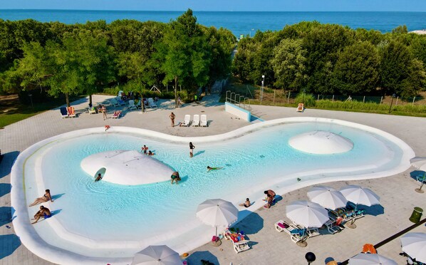 Seasonal outdoor pool, pool umbrellas, sun loungers - Isaresidence Holiday Resort (Chioggia)