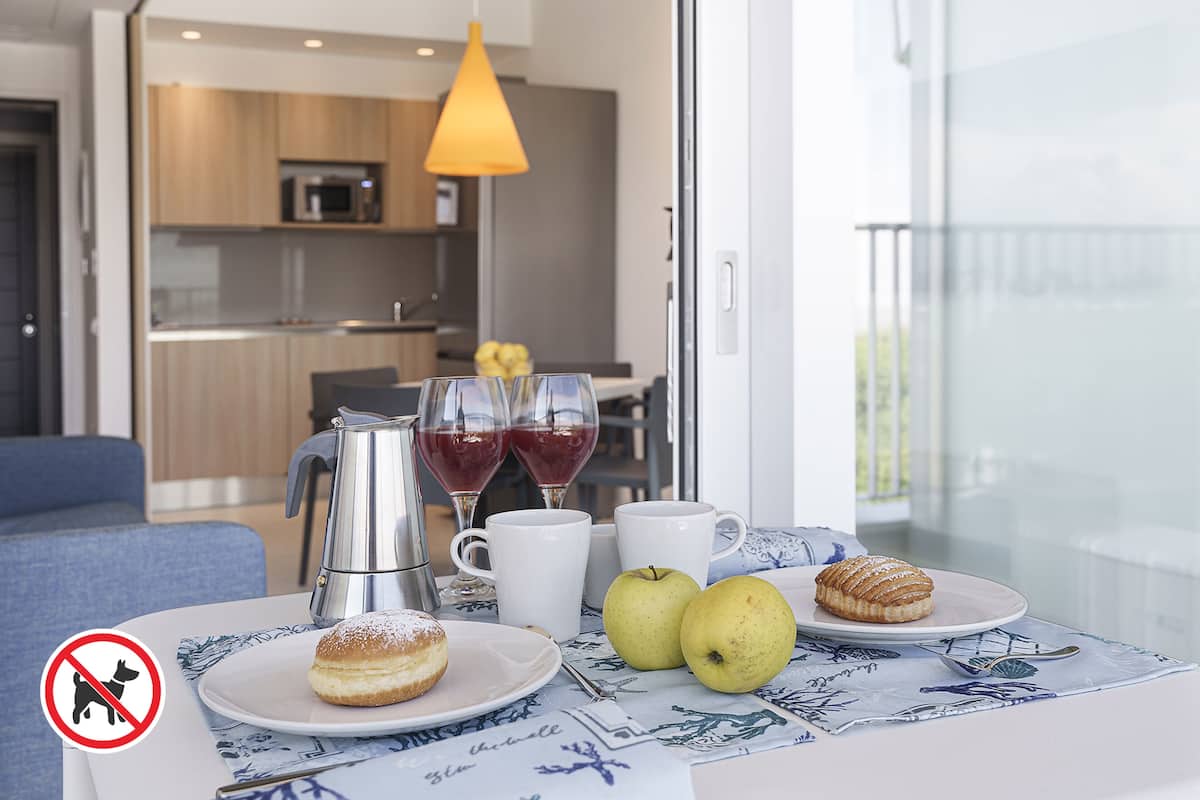 Prestige Apartment, 1 Bedroom | 私人廚房 | 爐台、鍋具/餐盤/廚房用品、餐桌