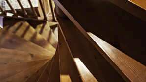 A wooden staircase with a handrail and steps. - Casa Rural Antonio (Vitigudino)