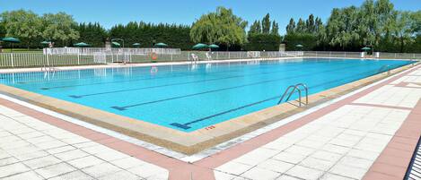 3 piscinas al aire libre, sombrillas, sillones reclinables de piscina