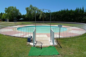 3 outdoor pools, open 11:00 AM to 9:00 PM, pool umbrellas, sun loungers - Casa Rural Antonio (Vitigudino)