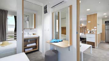 Executive Mobile Home | Bathroom | Shower, rainfall showerhead