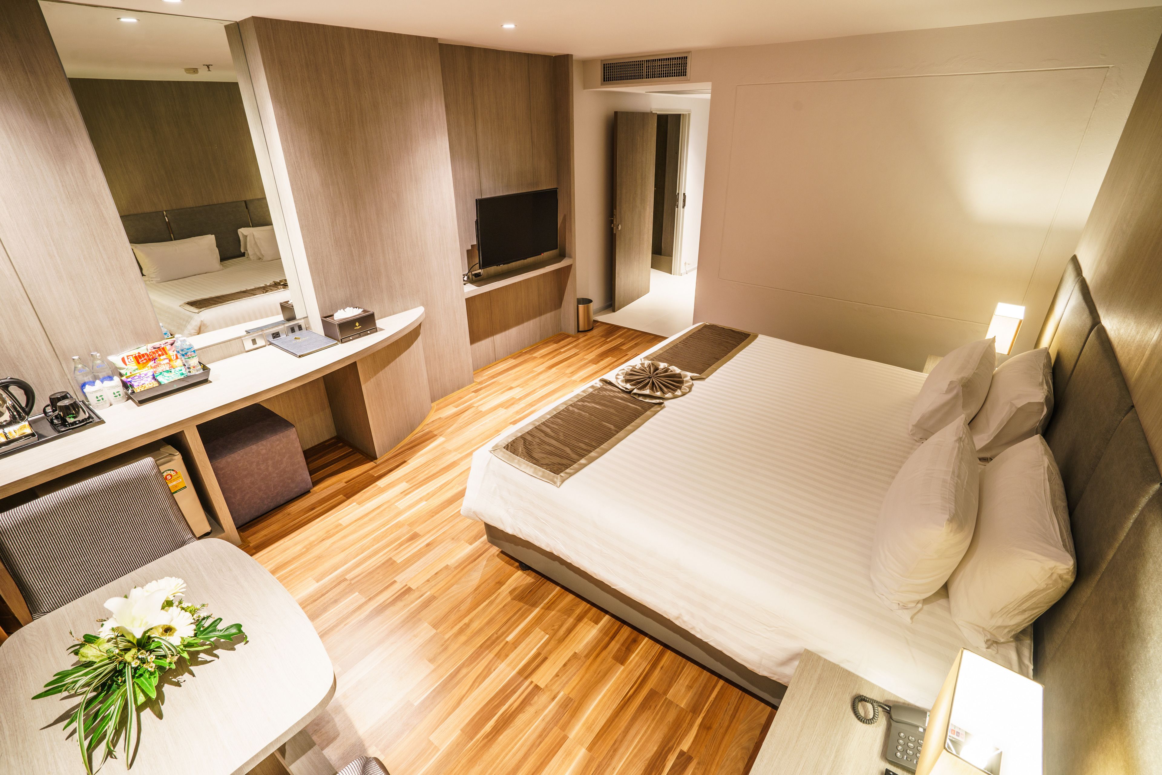 superior double room | minibar, in-room safe, desk, blackout curtains