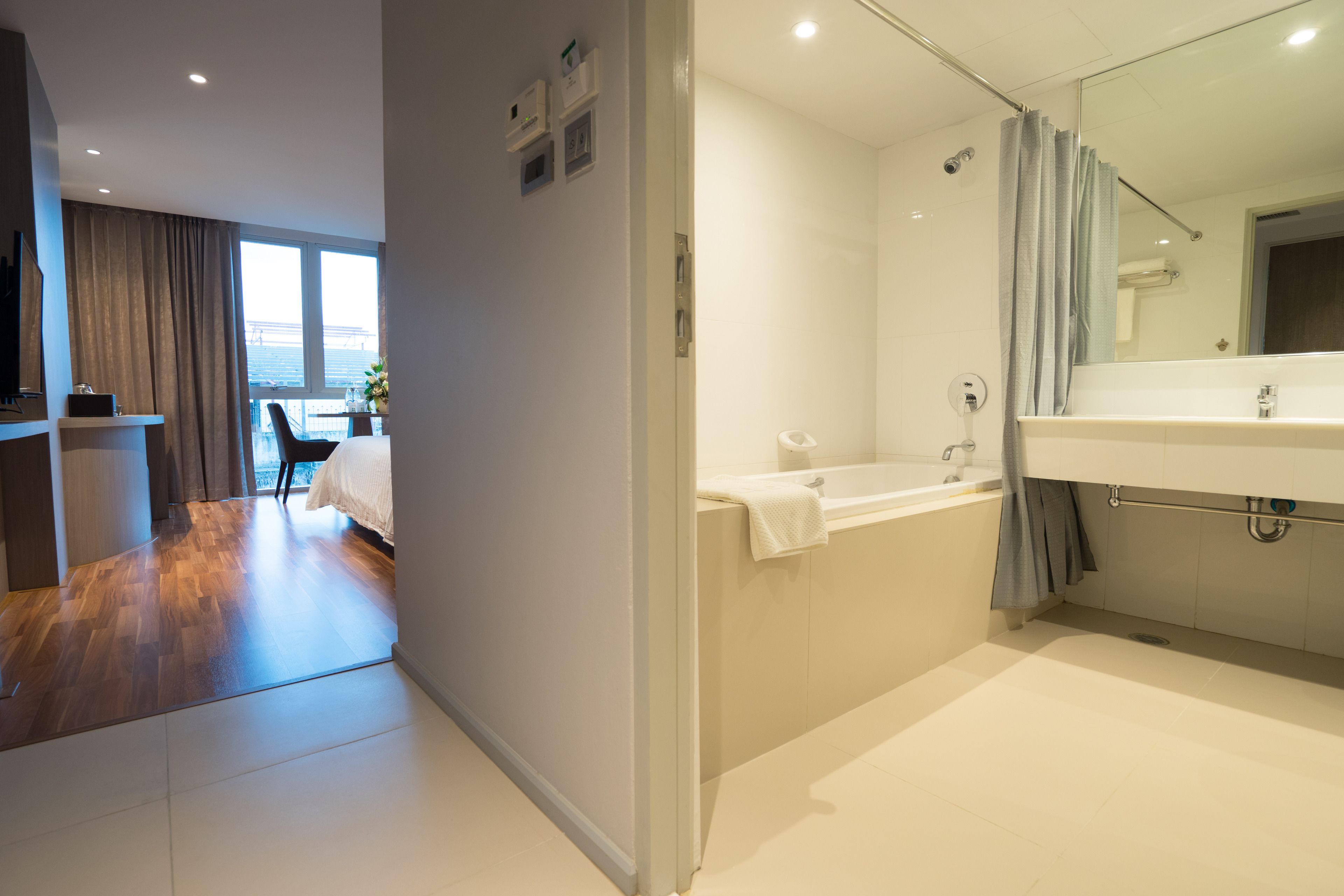 combined shower/bathtub, deep-soaking bathtub, free toiletries