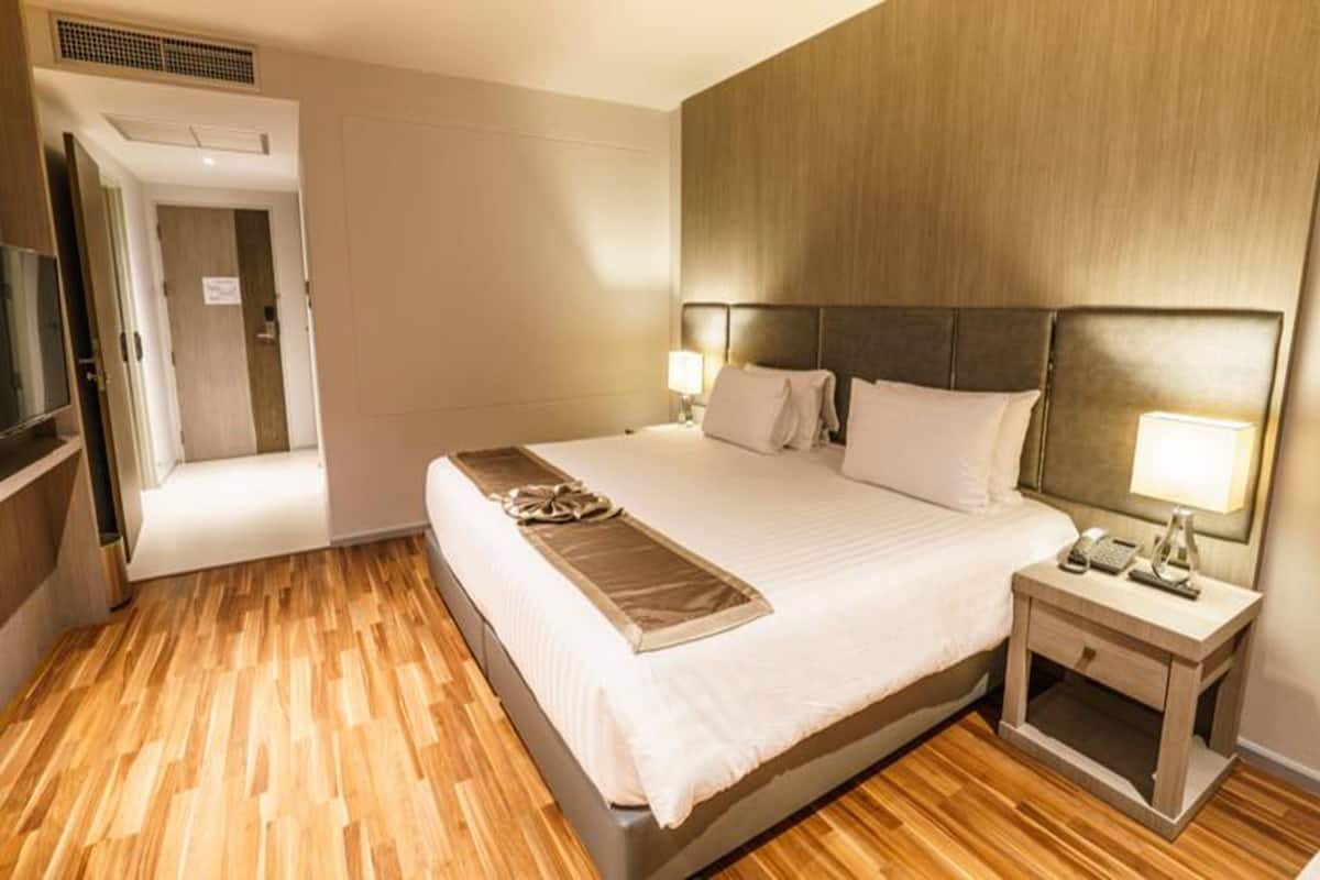 Superior Double Room | Een minibar, een kluis op de kamer, een bureau, verduisterende gordijnen