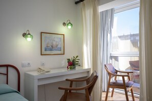 双床房 | 办公桌、遮光窗帘、婴儿床