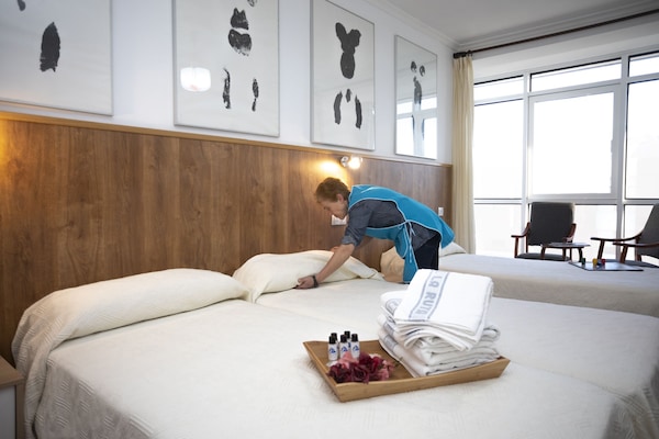 Zweibettzimmer | Schreibtisch, Verdunkelungsvorhänge, Babybetten