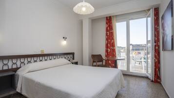 Bureau, rideaux occultants, lits bébé (en supplément)