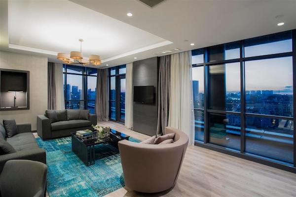 Seprai premium, minibar gratis, brankas, dan meja kerja