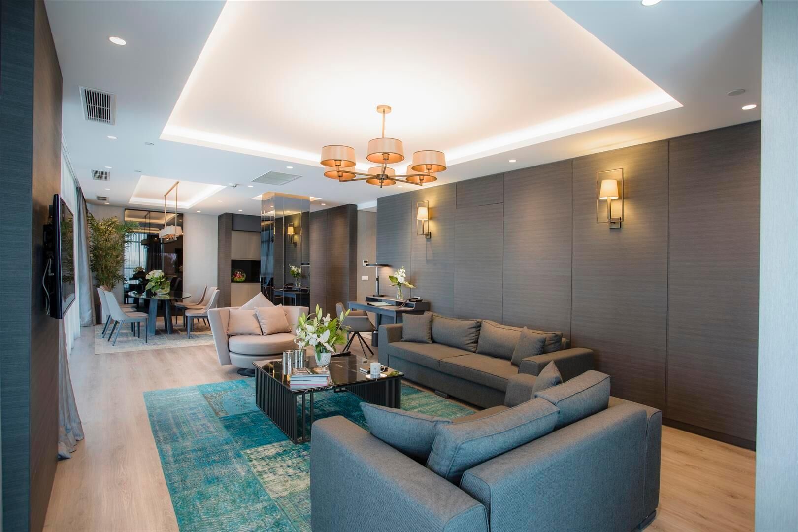 Seprai premium, minibar gratis, brankas, dan meja kerja