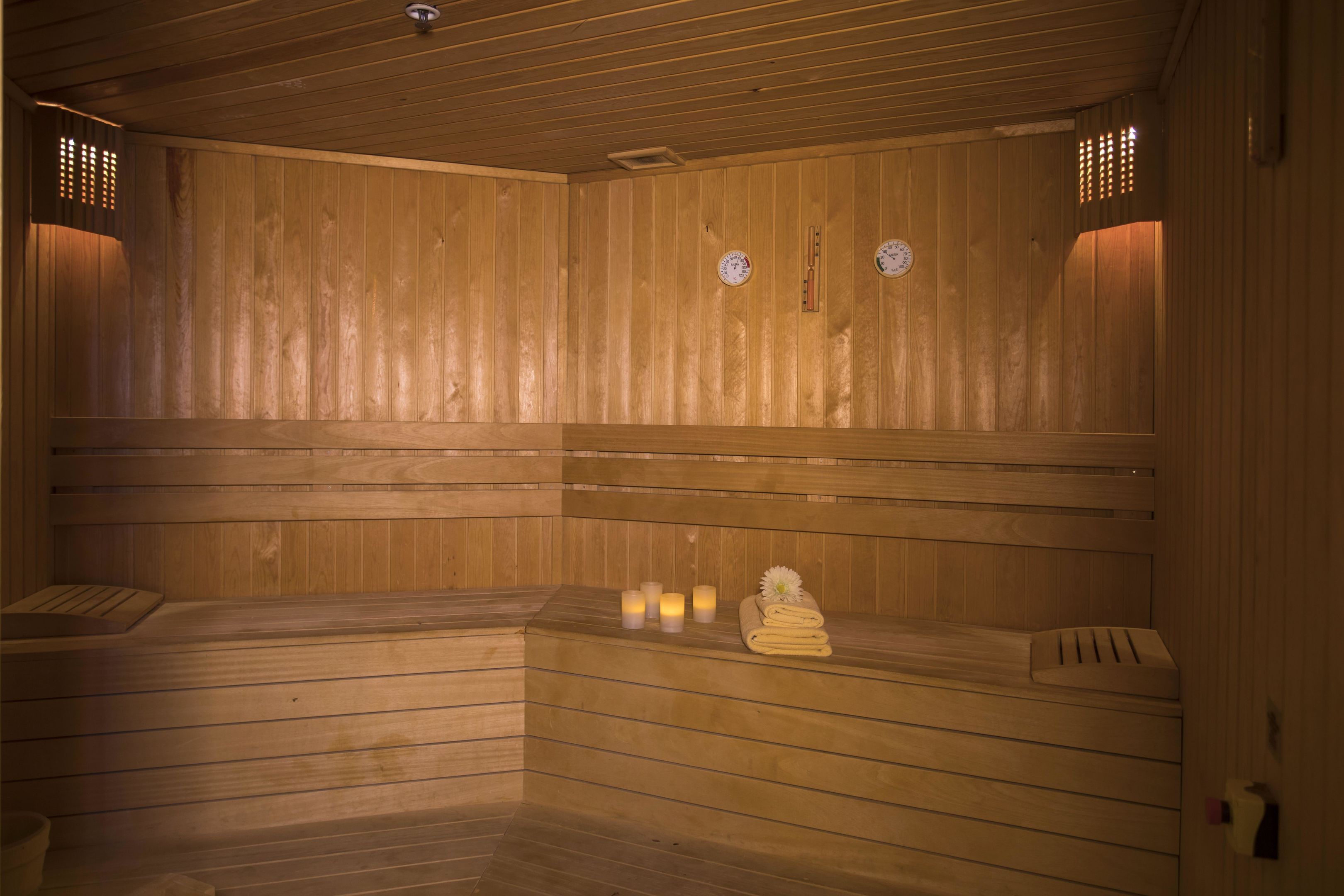 Sauna, hot tub, steam room, Turkish bath/hammam, body treatments