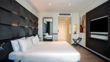 Premium bedding, free minibar, in-room safe, desk