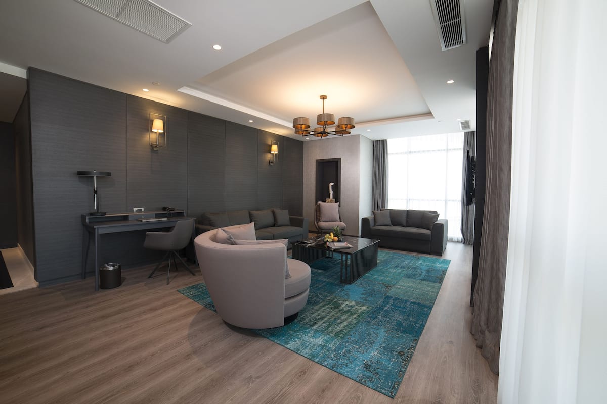 King Suite | Premium bedding, minibar (free items), in-room safe, desk