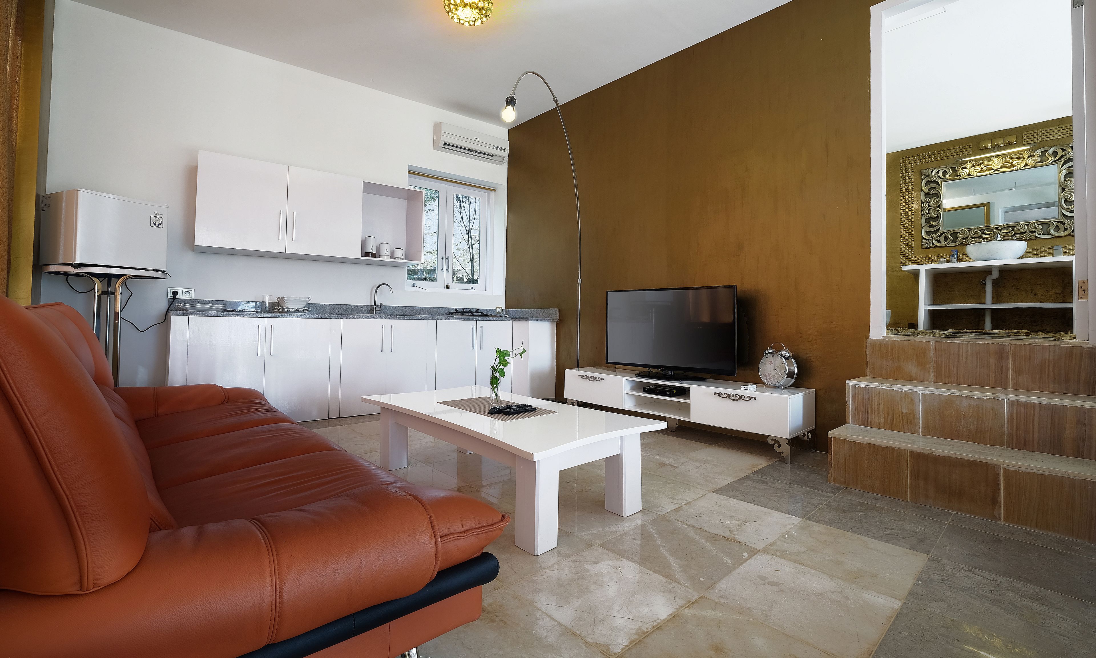 deluxe room | living area | flat-screen tv, pay films