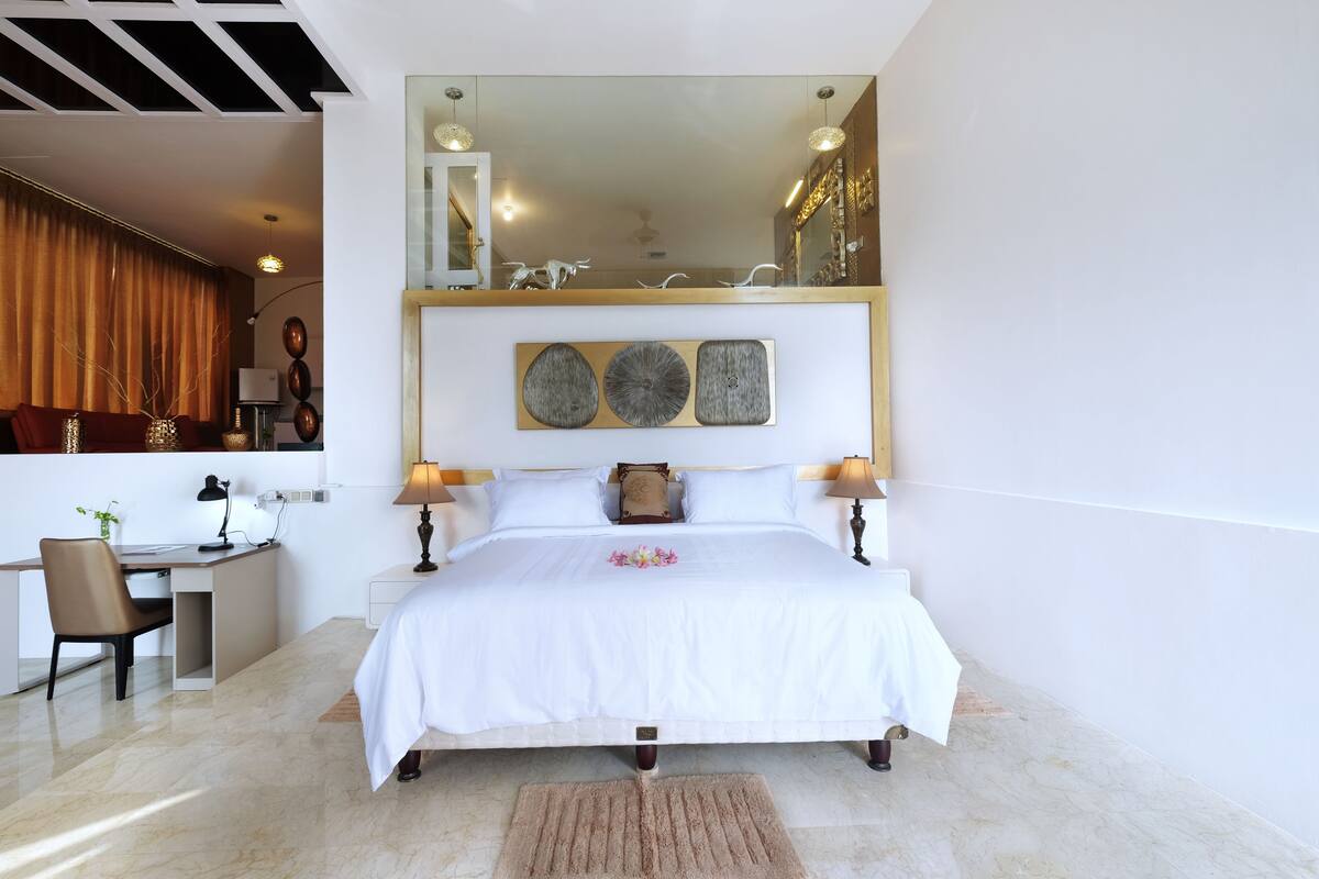 deluxe room | premium bedding, minibar, in-room safe, desk