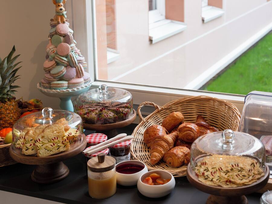 Bữa sáng buffet hàng ngày với phụ phí nhỏ