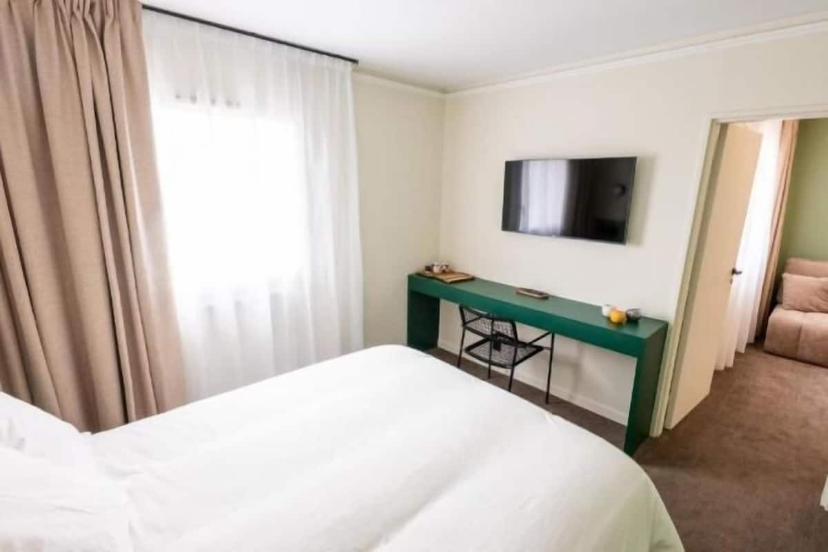 Een bureau, verduisterende gordijnen, geluiddichte muren