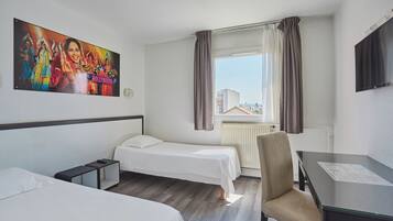 Chambre Ăconomique avec lits jumeaux | Rideaux occultants, chambres insonorisĂ©es, fer et planche Ă repasser