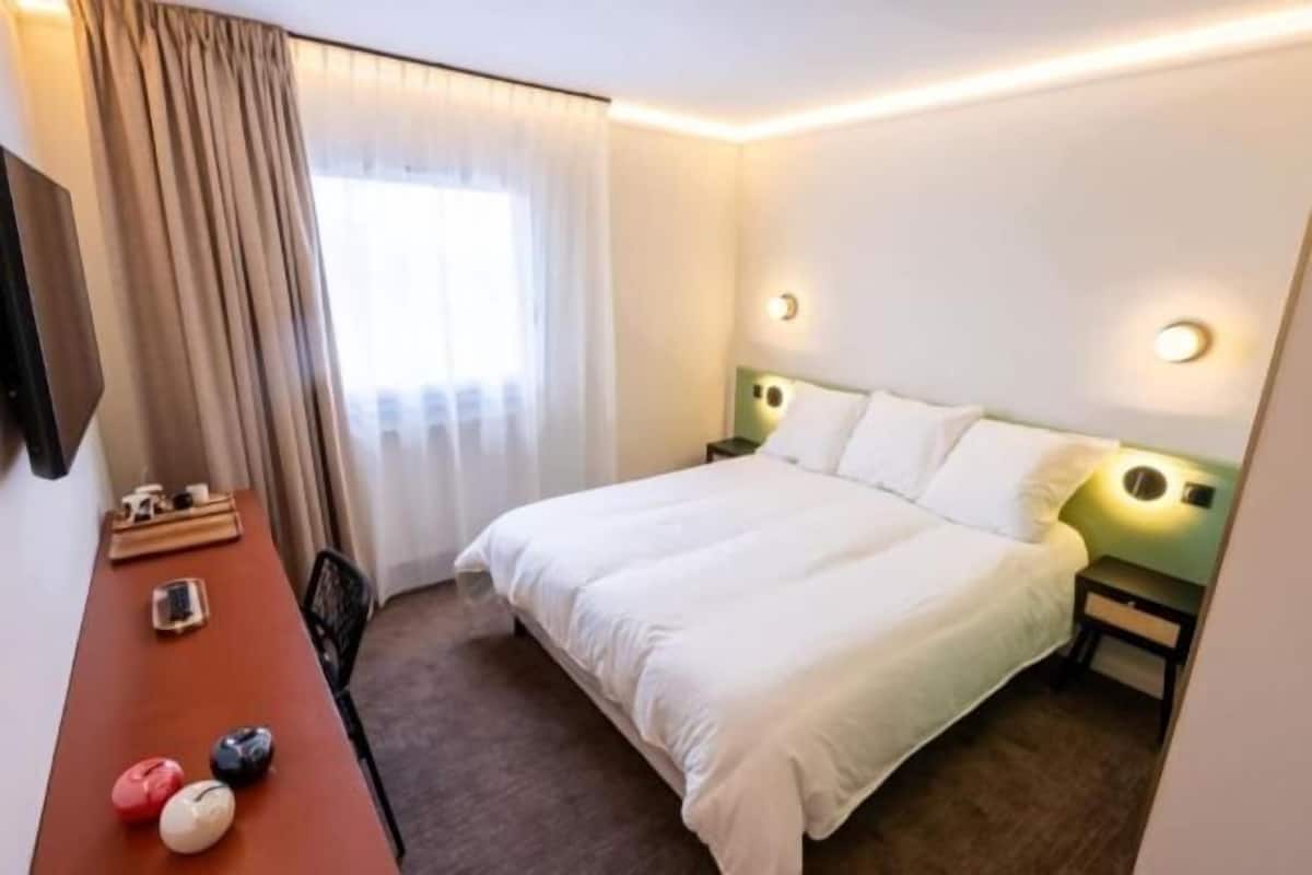 Een bureau, verduisterende gordijnen, geluiddichte muren