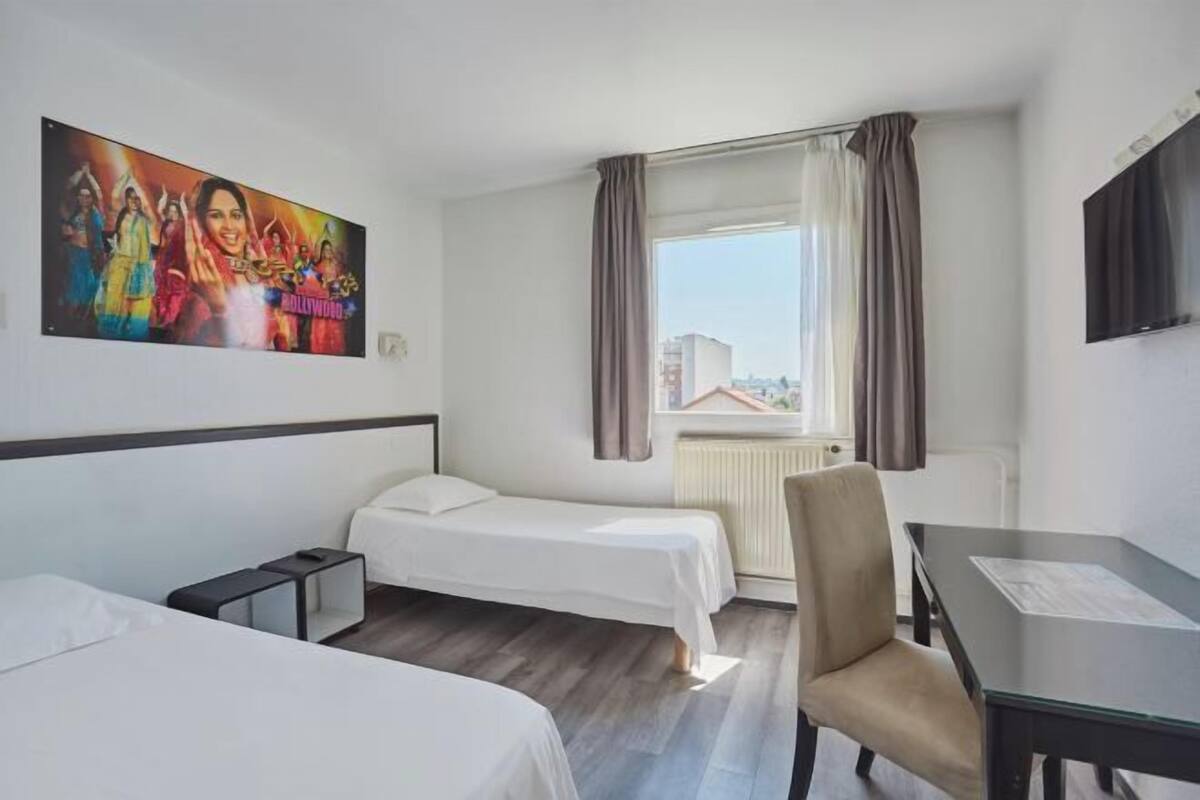 Cofres nos quartos, cortinas blackout, quartos à prova de som