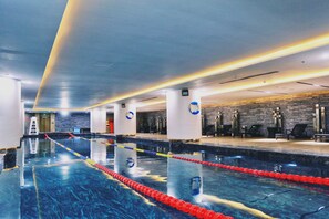 Una piscina cubierta