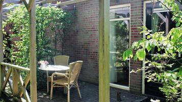 Deluxe tweepersoonskamer, 1 slaapkamer, terras, uitzicht op tuin | Terras