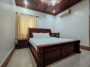 Minibar, caja de seguridad en la habitación y escritorio 