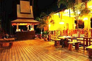 Phục vụ bữa sáng, bữa trưa, bữa tối, món ăn mang phong cách quốc tế 