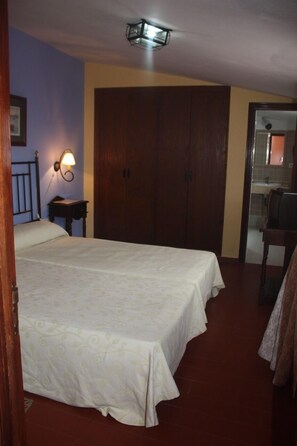 Double or Twin Room | Desk, bed sheets