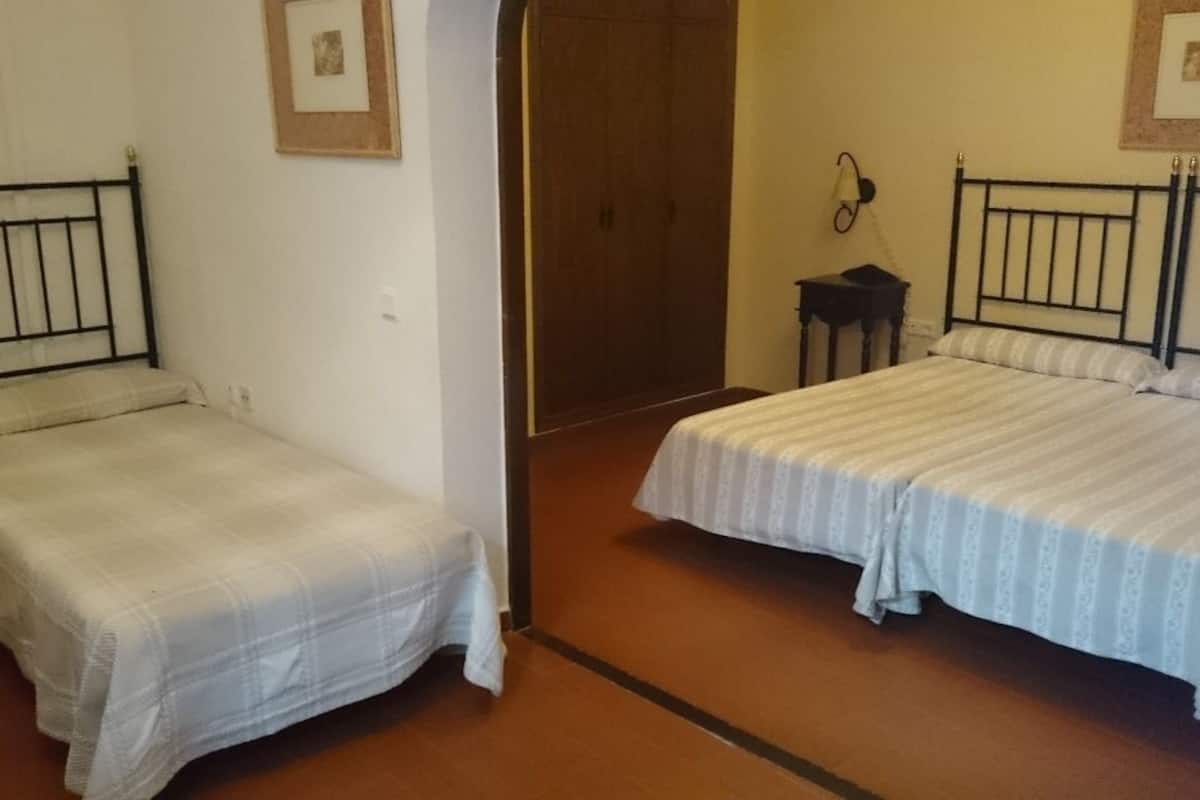 Escritorio y ropa de cama