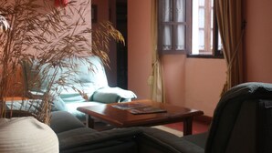 Una sala de estar acogedora con un sofá, una mesita de centro y una planta decorativa.