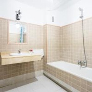 Chambre quadruple familiale | Salle de bain | Baignoire, articles de toilette (gratuits), séchoir à cheveux, bidet