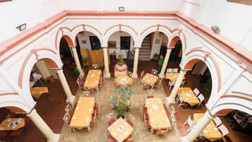 Desayuno continental diario (EUR 3 por persona)