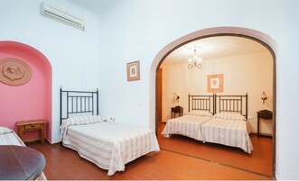 Escritorio y ropa de cama