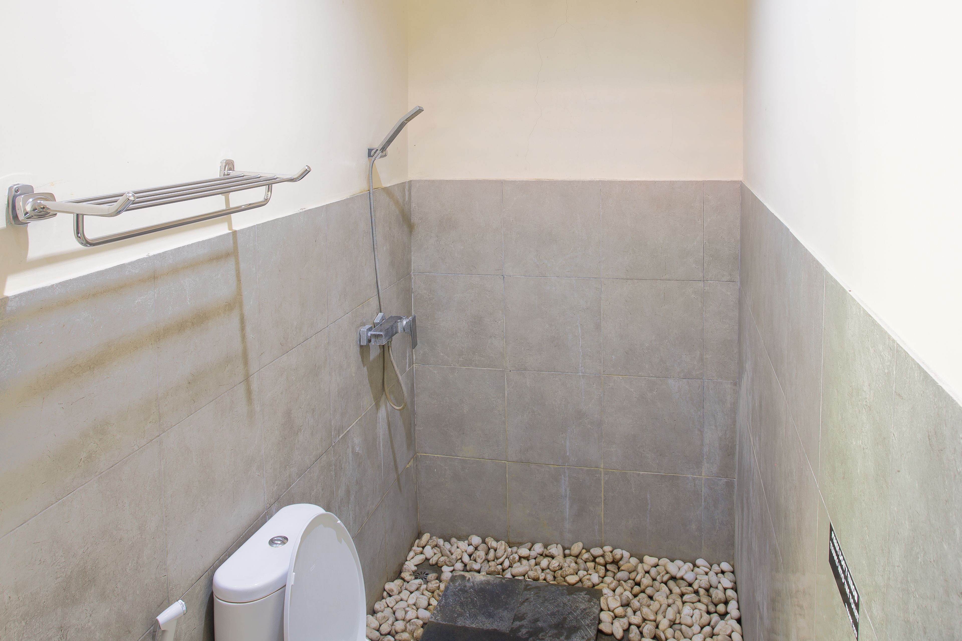 standard room | bathroom shower