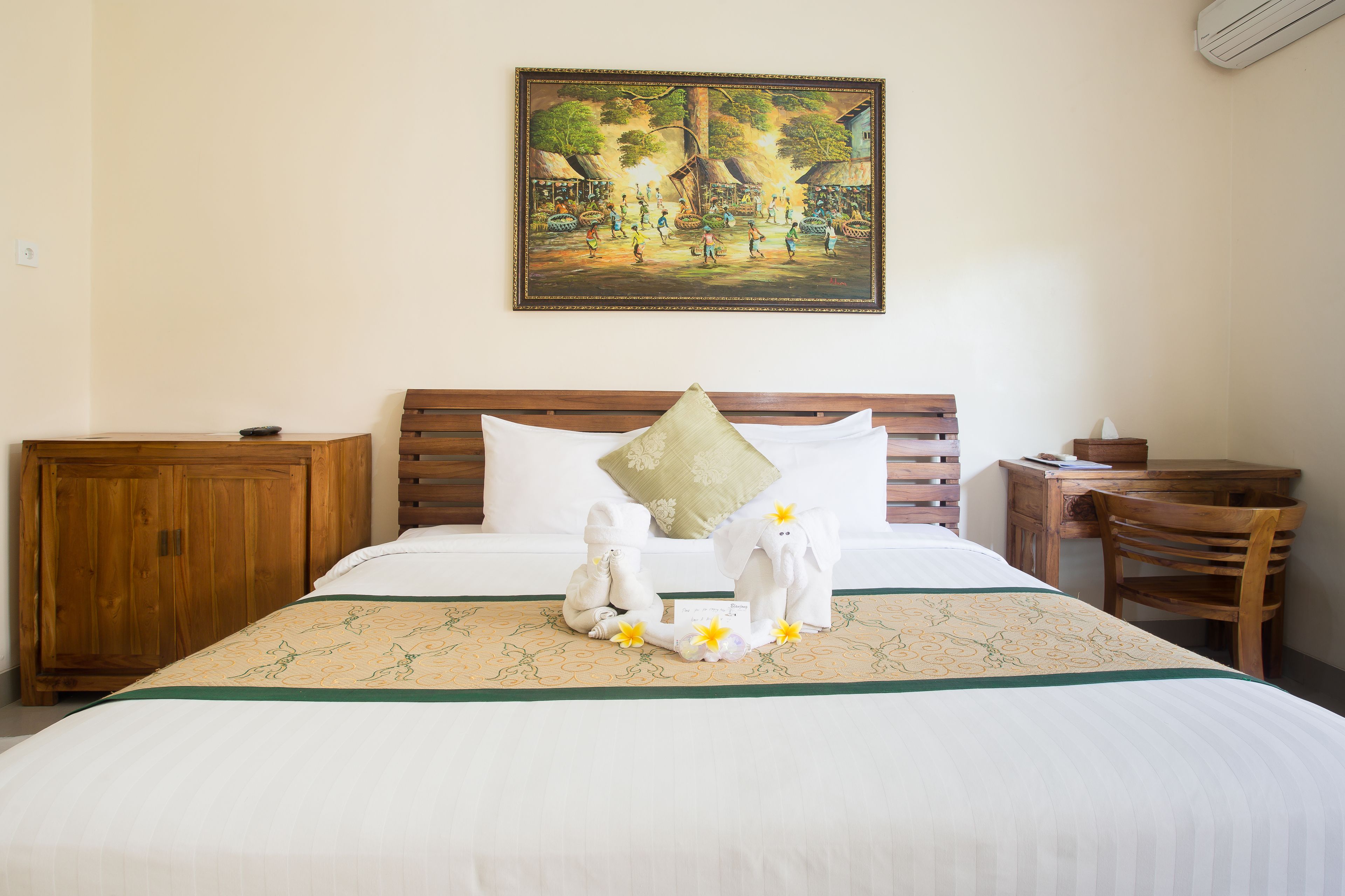 suite | desk, soundproofing, free wifi, bed sheets