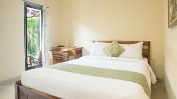 Escritorio, sistema de insonorización, wifi gratis y ropa de cama