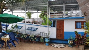Beach Boat House | Premium bedding, desk, WiFi - Larantuka Beach Apartments (Larantuka)