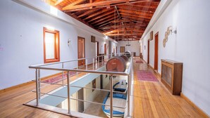A spacious hallway with wooden floors and a high ceiling. - Armagrandi Bozcaada (Bozcaada)